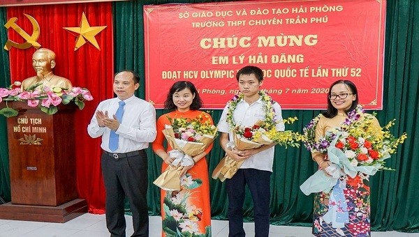 Giám đốc Sở Giáo dục & Đào tạo TP tặng hoa cho học sinh và giáo viên trường THPT chuyên Trần Phú