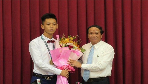 Bí thư Thành ủy Hải Phòng tặng hoa cho em Nguyễn Thuận Hưng, nguyên học sinh trường THPT chuyên Trần Phú