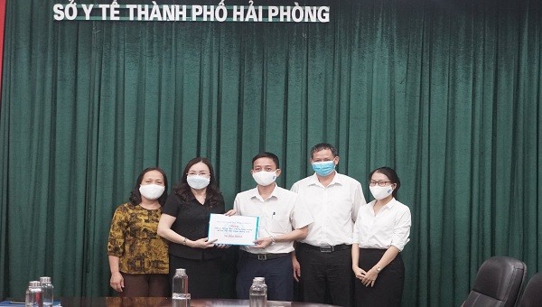 BHXH TP Hải Phòng ủng hộ đoàn y, bác sỹ chi viện tại Đà Nẵng 50 triệu đồng