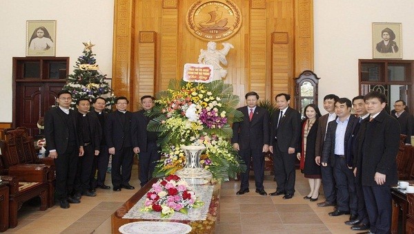 Phó Chủ tịch Thường trực UBND TP Lê Anh Quân chúc mừng Tòa Giám mục Hải Phòng.