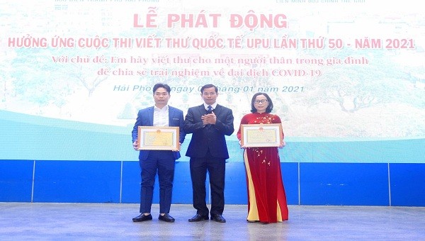 Lãnh đạo Sở TT&TT Hải Phòng trao Bằng khen cho đơn vị có đóng góp tích cực cho cuộc thi viết thư UPU
