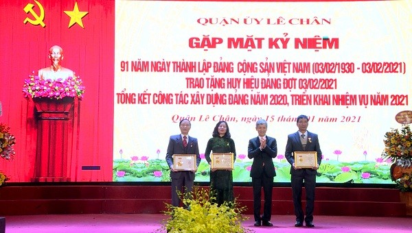 Bí thư Quận ủy Lê Chân trao kỷ niệm chương cho 03 Đảng viên tiêu biểu.