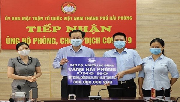 Ủy ban MTTQ Việt Nam TP Hải Phòng tiếp nhận kinh phí ủng hộ của Cảng Hải Phòng