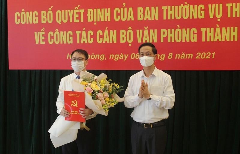 Phó Bí thư Thường trực Thành ủy trao Quyết định và tặng hoa cho ông Đỗ Mạnh Hiếu.