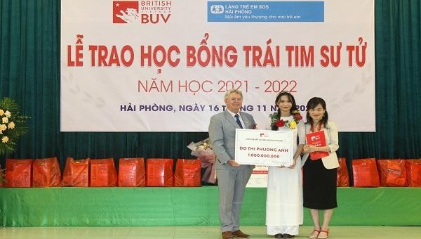 Đỗ Thị Phương Anh nhận học bổng 1 tỷ đồng