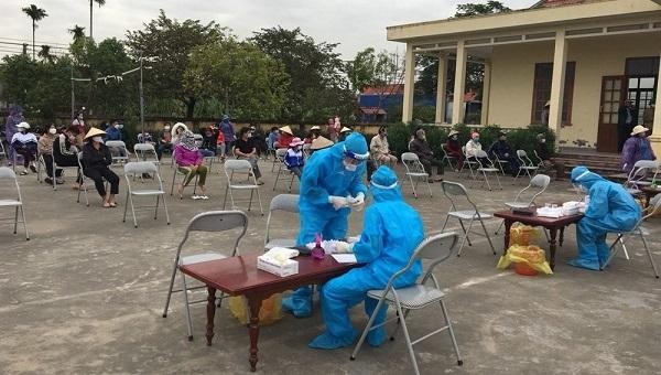 Người dân xã Toàn Thắng được lấy mẫu xét nghiệm test nhanh COVID-19