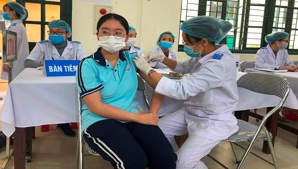Học sinh Hải Phòng được tiêm phòng vaccine phòng chống COVID-19