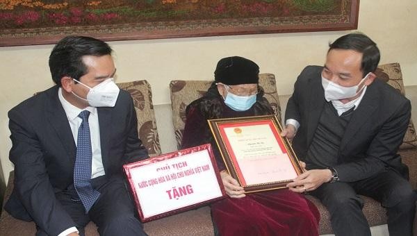 Bí thư Thành ủy trao Thiếp mừng thọ và quà của Chủ tịch nước cho cụ Nguyễn Thị Tý.