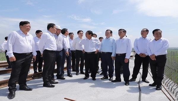 Phó Thủ tướng Lê Văn Thành kiểm tra việc thi công Cầu Văn Úc nối huyện Tiên Lãng với quận Đồ Sơn.