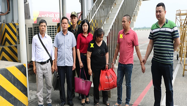 Đối tượng Việt (thứ hai từ phải qua) bị bắt giữ.