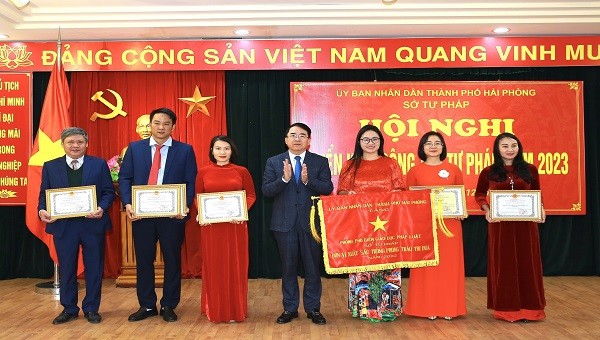 Phó chủ tịch UBND TP Lê Khắc Nam trao Cờ và Bằng khen cho các tập thể và cá nhân có thành tích xuất sắc.