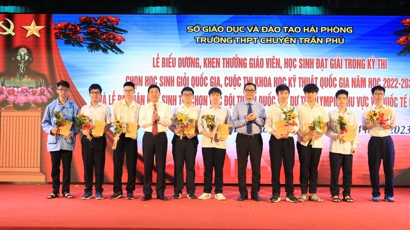 9 học sinh được chọn tham dự kì thi chọn đội tuyển quốc gia dự thi Olympic quốc tế và khu vực