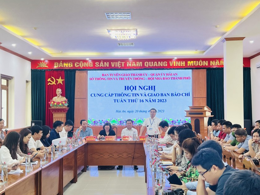 Chủ tịch UBND quận Hải An Dương Đình Ổn phát biểu tại hội nghị. 