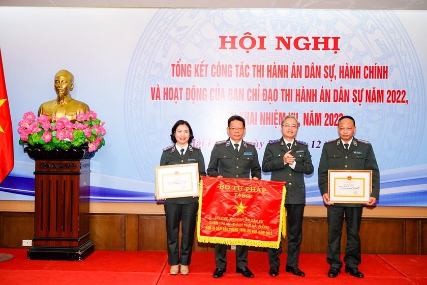 Ông Nguyễn Quang Thái, Tổng cục trưởng Tổng cục THADS trao Cờ thi đua của Bộ trưởng Bộ Tư pháp cho Chi cục THADS quận Hải An
