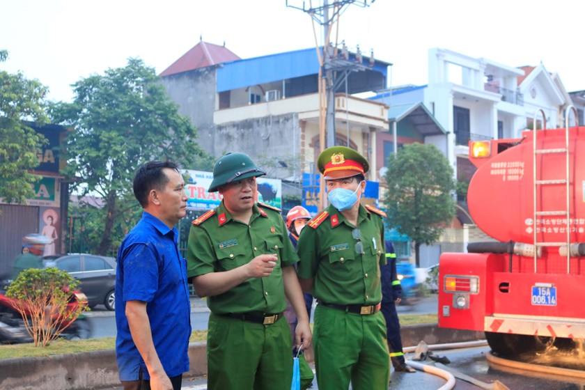 Lực lượng PCCC tiến hành dập lửa tại cửa hàng vật liệu tại xã Tân Dương 