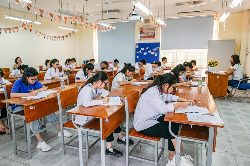 Các thí sinh làm bài thi Tiếng Anh điều kiện vào chuyên THPT Trần Phú