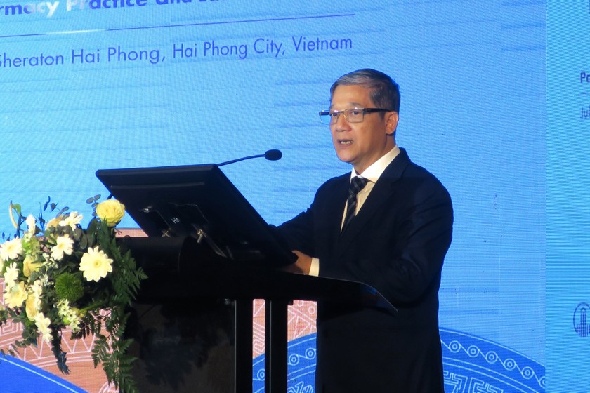 Tiến sỹ Nguyễn Văn Quân, Phó Cục Trưởng Cục Khoa học công nghệ và Đào tạo (Bộ Y tế) phát biểu tại hội nghị