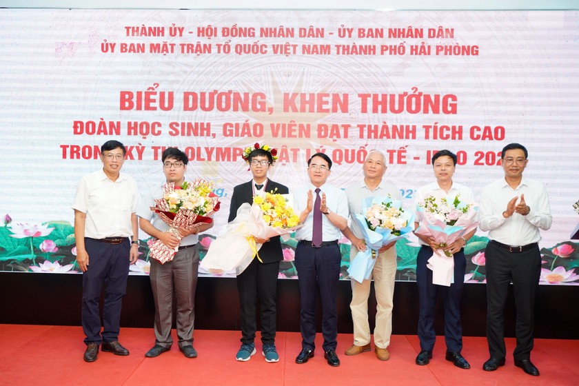 Lãnh đạo TP Hải Phòng tặng hoa chúc mừng Đoàn học sinh, giáo viên đạt thành tích cao