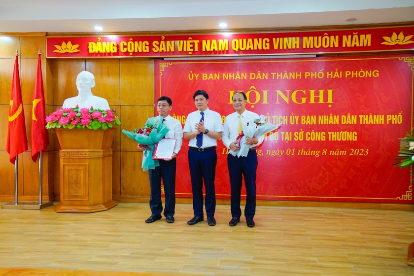 Lãnh đạo TP Hải Phòng trao Quyết định cho ông Bùi Quang Hải và Lê Minh Sơn.