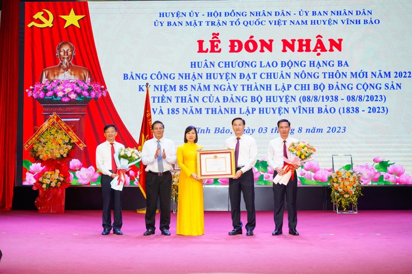 Trao Bằng công nhận Huyện đạt chuẩn Nông thôn mới năm 2022 của Thủ tướng Chính phủ tới lãnh đạo huyện Vĩnh Bảo.