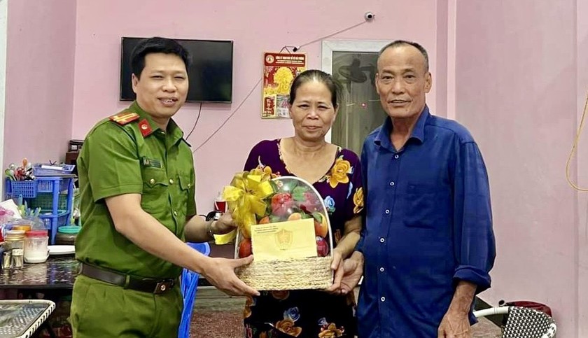 Trung tá Nguyễn Văn Hiển - Lãnh đạo Phòng Cảnh sát hình sự tặng qùa tri ân gia đình liệt sĩ.