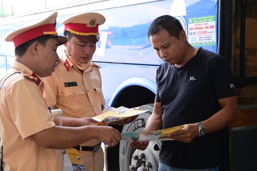 Đội CSGT số 3 phát tờ rơi của Ban an toàn giao thông thành phố Hải Phòng cho lái xe