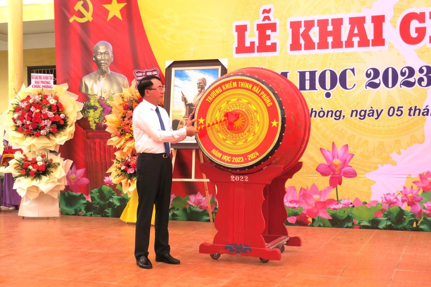 Phó chủ tịch UBND TP Lê Khắc Nam đánh trống khai giảng tại trường Khiếm thính Hải Phòng