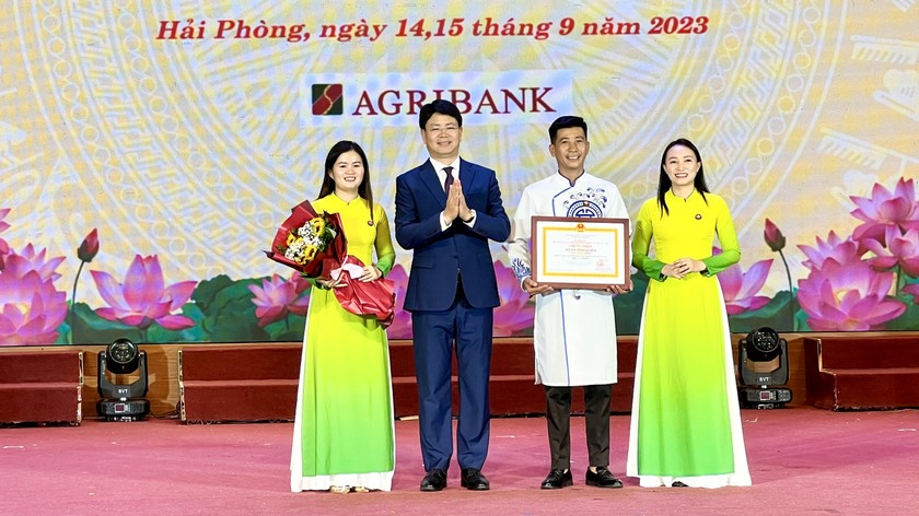 Thứ trưởng Bộ Tư pháp Nguyễn Thanh Tịnh trao giải Nhất cho đội Hà Tĩnh.