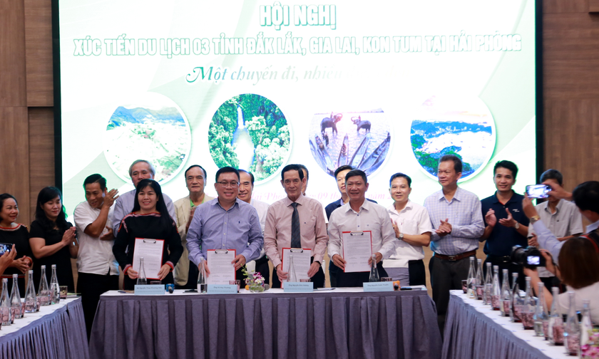 Các đại biểu ký kết chương trình liên kết phát triển du lịch giữa các tỉnh Gia Lai, Đắc Lắk, Kon Tum và TP Hải Phòng.