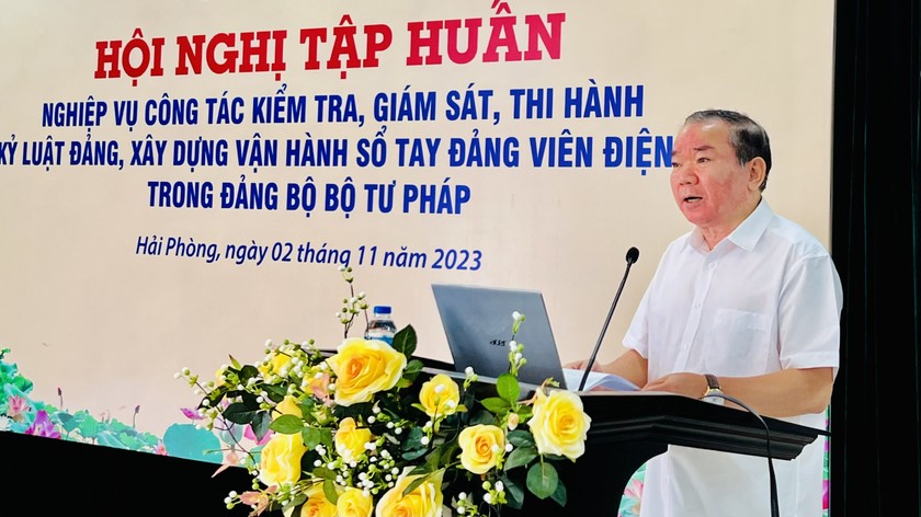 Ông Nguyễn Kim Tinh, Phó Bí thư thường trực Đảng uỷ Bộ Tư pháp phát biểu khai mạc hội nghị