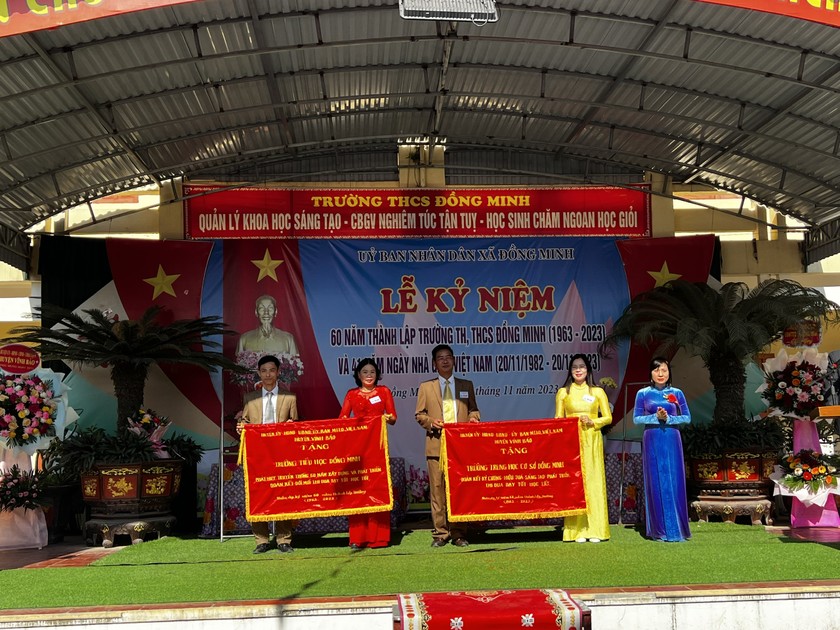 Huyện Vĩnh Bảo tặng 02 bức trướng kỷ niệm trường tiểu học và THCS Đồng Minh