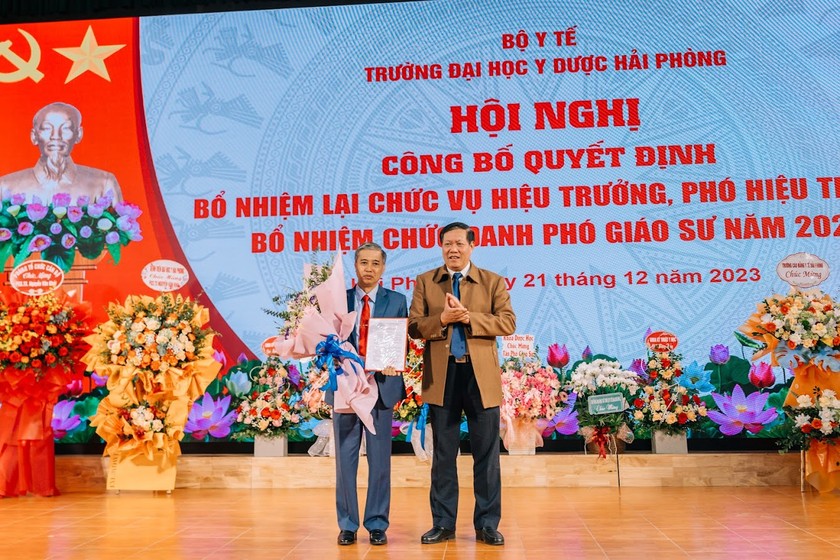 Thứ trưởng Thường trực Bộ Y tế Đỗ Xuân Tuyên trao Quyết định cho PGS.TS.BS Nguyễn Văn Khải, Hiệu trưởng Trường Đại học Y Dược Hải Phòng.