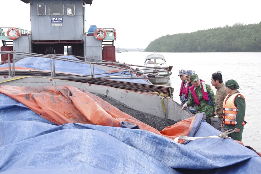  BĐBP TP Hải Phòng bắt giữ tàu chở 1.200 tấn than không rõ nguồn gốc