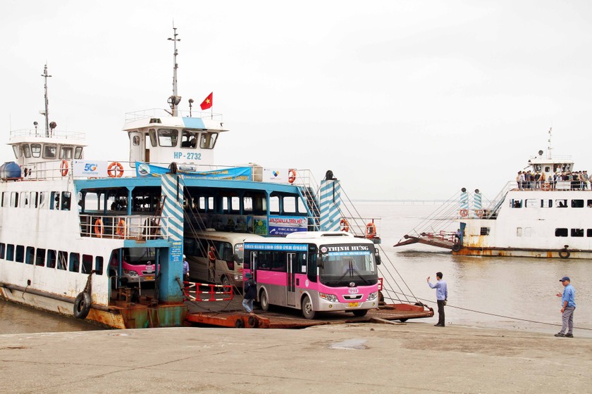 Hải Phòng đã mở tuyến xe buýt công cộng phục vụ du khách từ đất liền ra đảo Cát Bà.