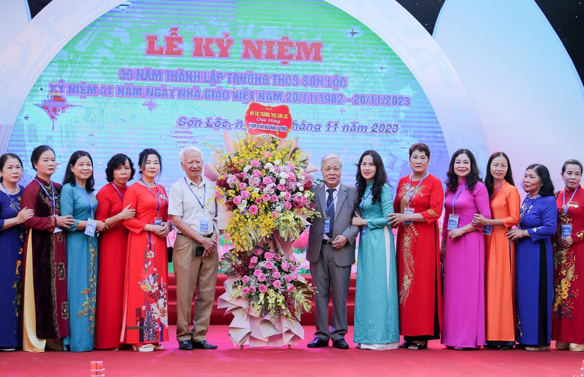 Nguyên cán bộ, giáo viên trường THCS Sơn Lộc dự lễ Kỷ niệm 30 năm thành lập trường. Ảnh: Lê Thanh
