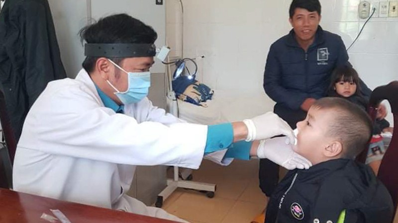 Khám sàng lọc bệnh bạch hầu cho trẻ em tại Trung tâm Y tế huyện Đam Rông.