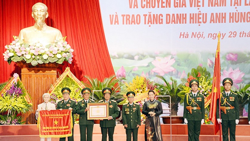 Chủ tịch Quốc hội Nguyễn Thị Kim Ngân trao tặng Danh hiệu Anh hùng LLVTND cho lực lượng Quân tình nguyện và chuyên gia Việt Nam tại Lào