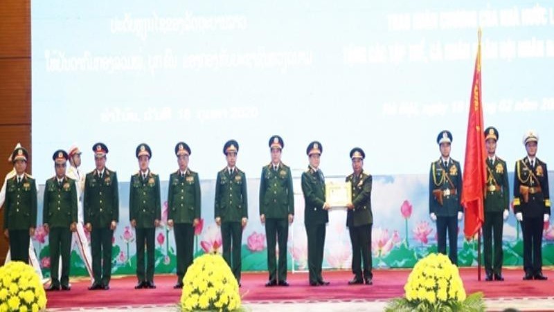 Thừa ủy quyền của Chủ tịch nướ Lào,  Đại tướng Chansamone Chanyalath  trao tặng Huân chương Itxala hạng Nhất cho Quân đội nhân dân Việt Nam 