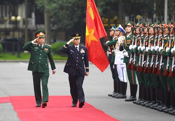 Thượng tướng Phan Văn Giang và Đại tướng Yamazaki Koji duyệt Đội danh dự QĐND Việt Nam.
