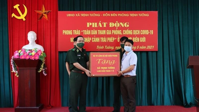 Thiếu tướng Trần Văn Bừng tặng khẩu trang cho nhân dân xã Trịnh Tường (huyện Bát Xát, tỉnh Lào Cai).