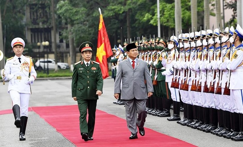 Bộ trưởng Phan Văn Giang và Bộ trưởng Prabowo Subianto duyệt Đội danh dự Quân đội nhân dân Việt Nam.