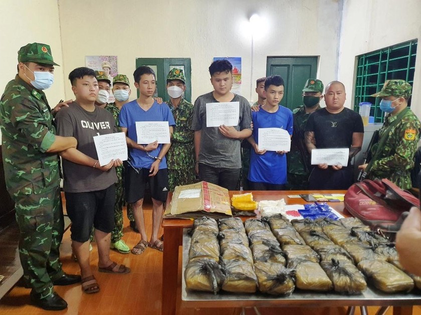 5 đối tượng và tang vật bị bắt giữ tại Lào Cai.
