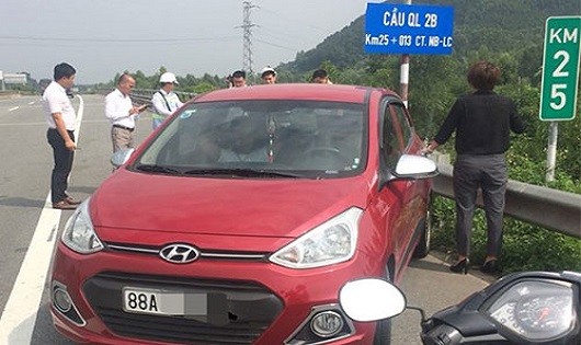 Phạt 7 triệu đồng nữ tài xế lái ô tô ngược chiều cao tốc Nội Bài - Lào Cai