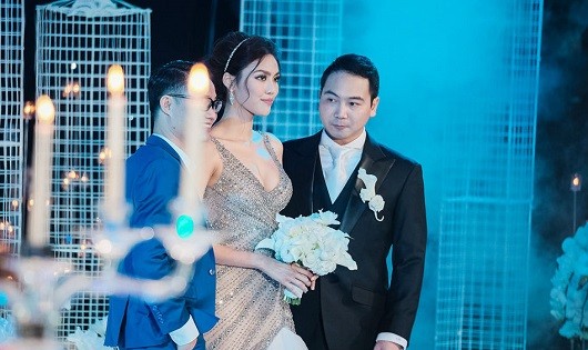 Lan Khuê rạng rỡ trong ngày cưới doanh nhân John Tuấn Nguyễn 
