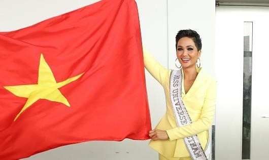 H'Hen Niê tự hào giương cao quốc kỳ, chính thức lên đường chinh chiến Miss Universe 2018.