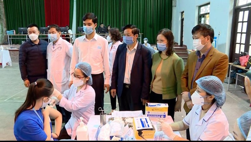 Tỉnh Ninh Bình phấn đấu đến năm 2022 có trên 90% người dân từ 3 tuổi trở lên được tiêm phòng COVID-19 .