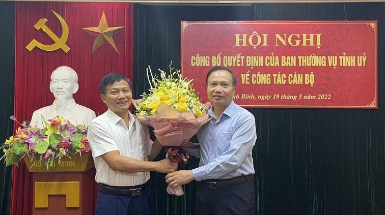 Đồng chí Trần Hồng Quảng trao quyết định bổ nhiệm đồng chí Đinh Văn Bình, giữ chức vụ Phó Trưởng Ban Tổ chức Tỉnh ủy