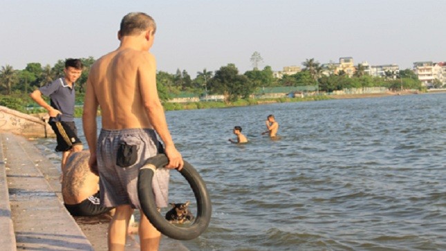 Nguy hiểm rình rập từ “bể bơi miễn phí” hồ Tây