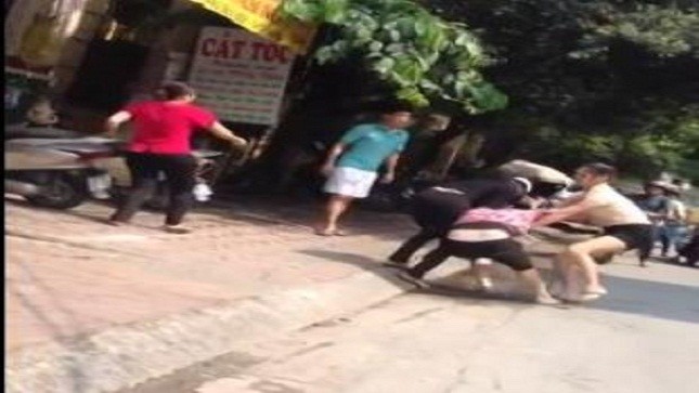 Một phụ nữ bị đánh ghen tàn bạo giữa phố Hà Nội