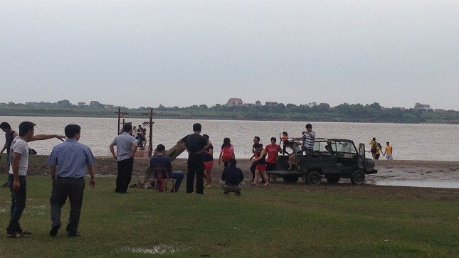 Để bãi đá sông Hồng tiếp tục hoạt động, quận Tây Hồ coi thường “lệnh” TP Hà Nội